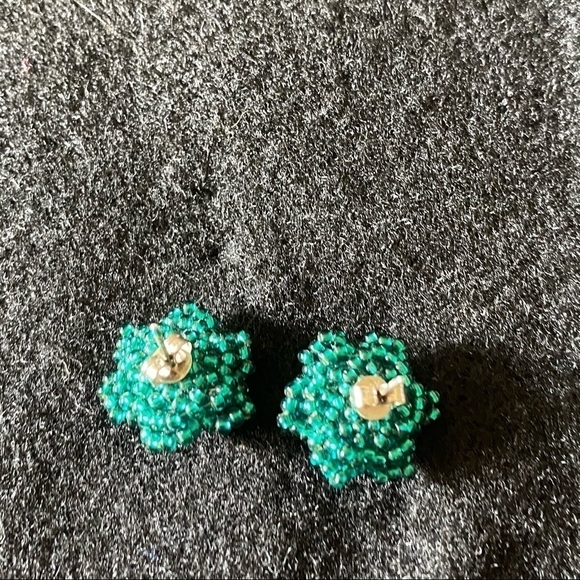 Green beaded flower earrings - Picture 3 of 6